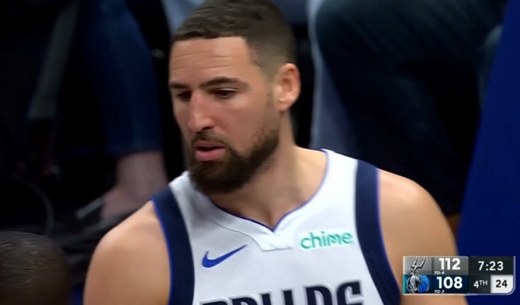 体育直播-下去冷静下吧！克莱连续空位打铁&amp;三分5中0  还送尚帕尼三分犯规