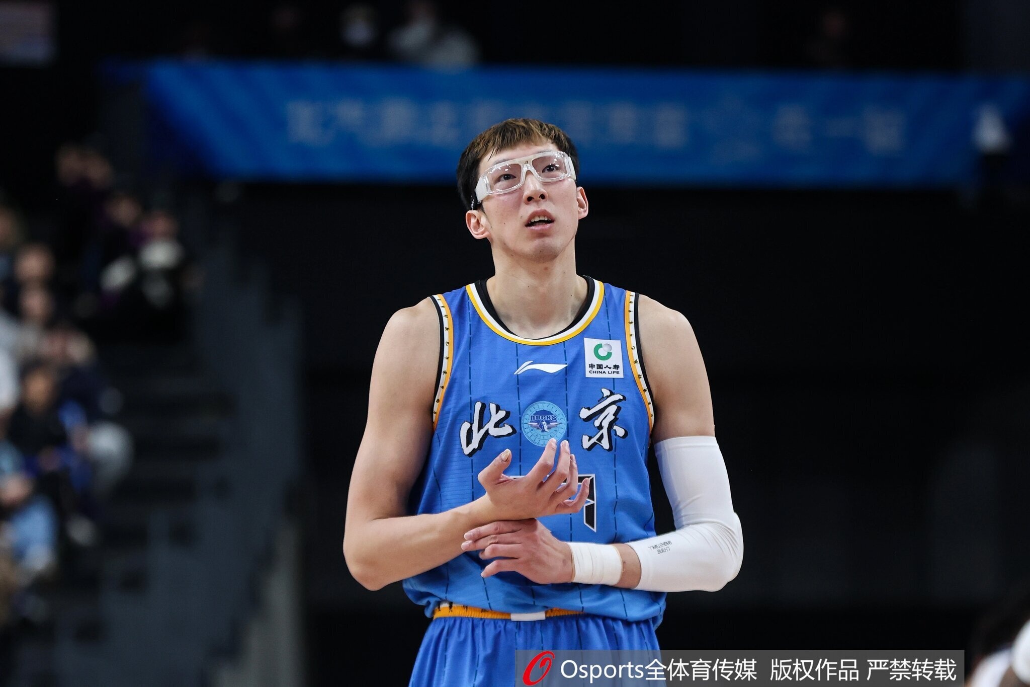 体育直播-这场打得像外援！周琦终结十分高效 砍下23分13板&amp;抢到7前场板